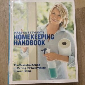 Martha Stewart’s Homekeeping Handbook: Essential Guide Hardcover 2006